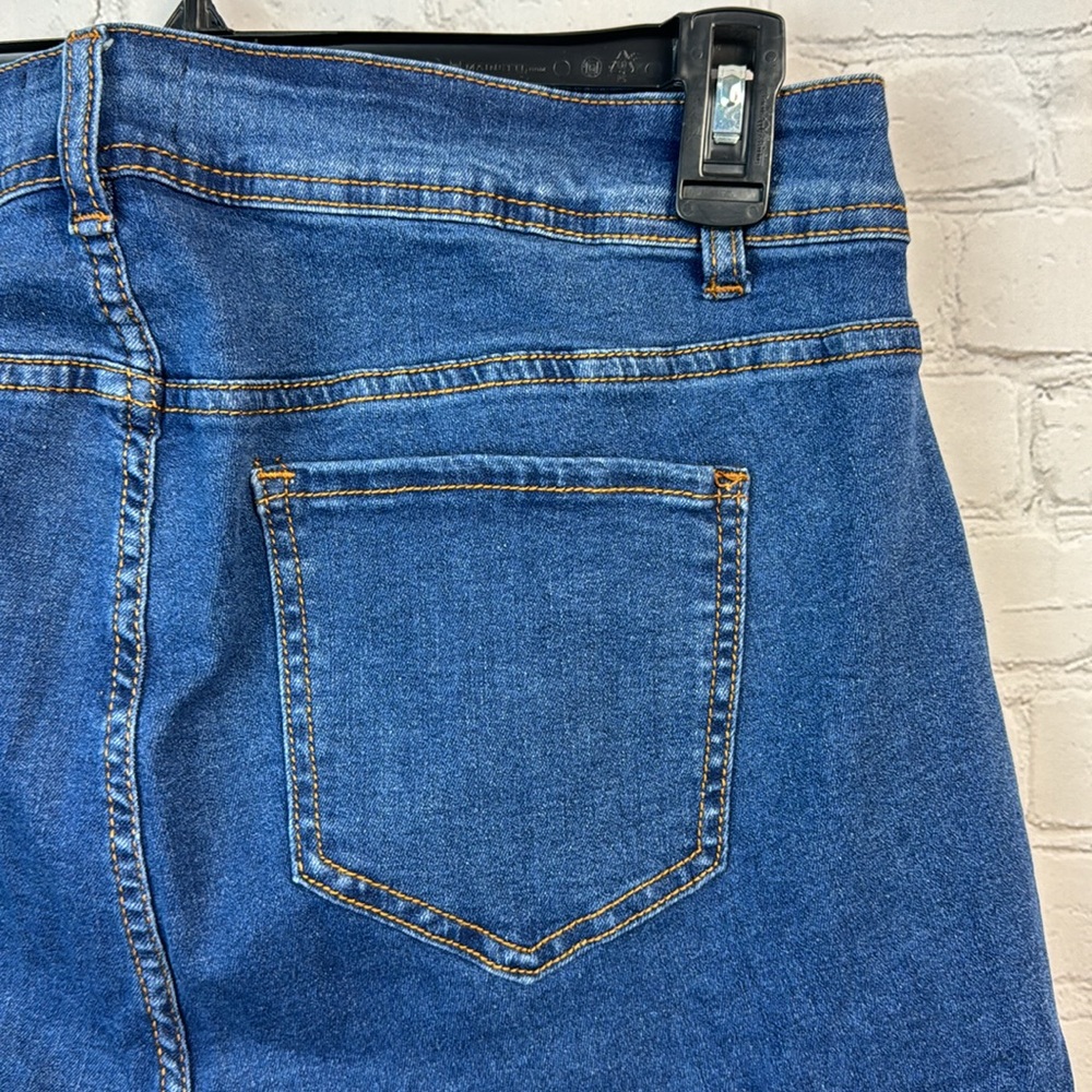 BloomChic Stretchy High Rise Medium Wash Lace Trim Denim Capris Plus Size 16 - Picture 6 of 6